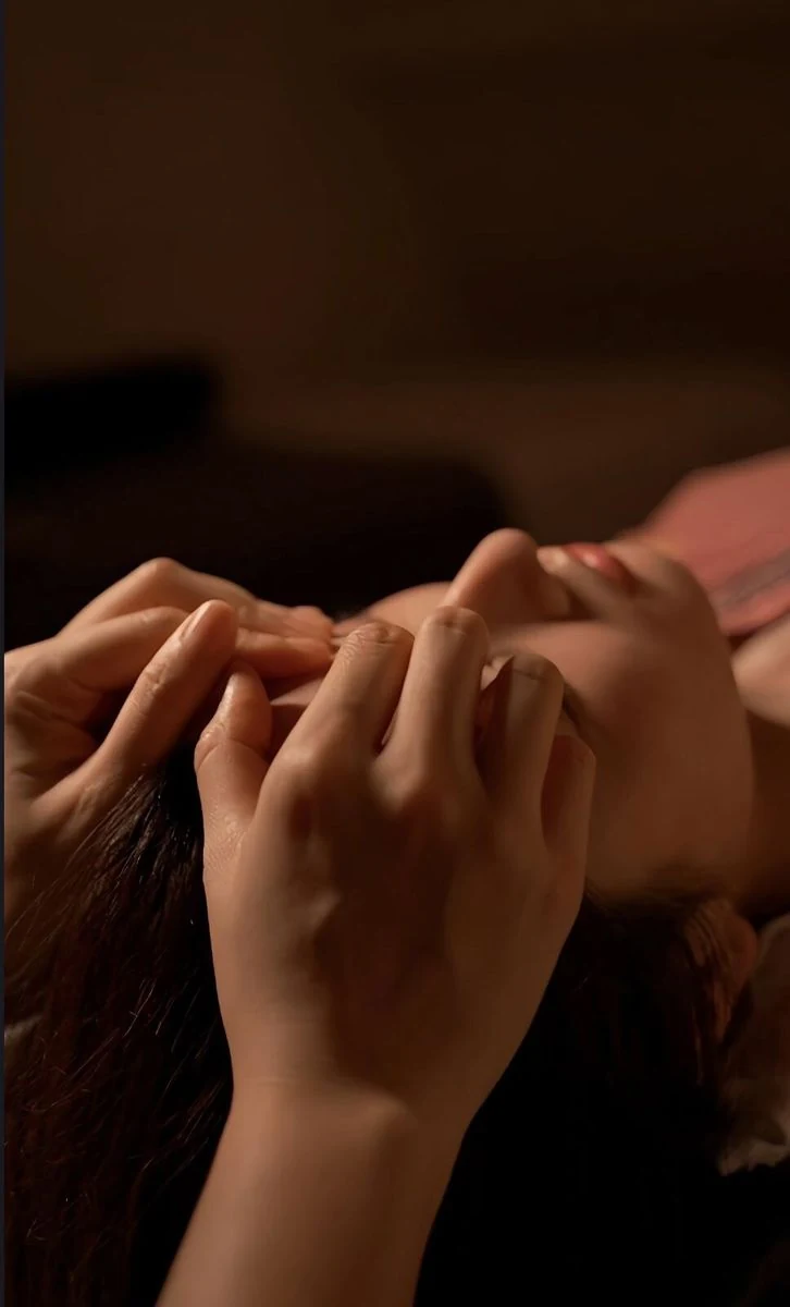 Manos trabajando el rostro en un facial japonés